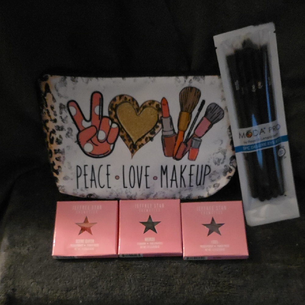 Nwt Peace Love Makeup Bag with Brushes and 3 Jeffree Star Eye Shadows
